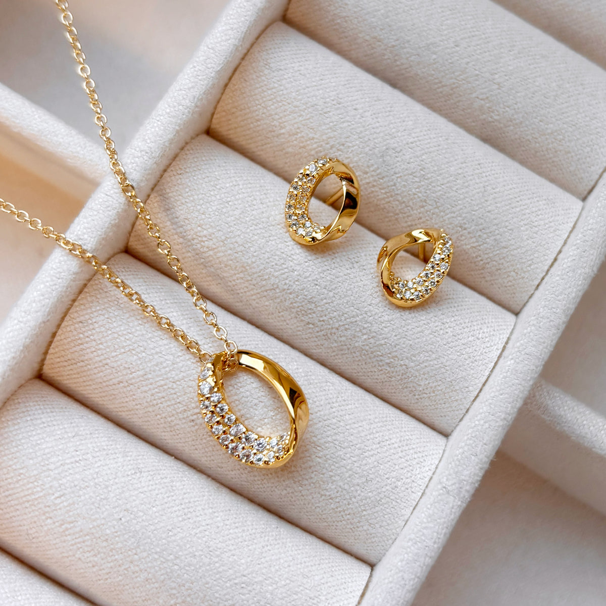 Øreringe i forgyldt sølv